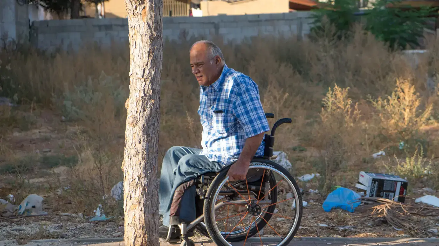 ראש מועצת קרית עקרון שהשית על נכה הוצאות פיתוח לרחוב בו ירש מגרש. אלא שהפיתוח של הרחוב לא מונגש לנכים ולאורך כל המדרכה יש באמצע עצים. אז הוא סירב לשלם וההוצאות תפחו למאה אלף שקל ראש מועצת קרית עקרון שהשית על נכה הוצאות פיתוח לרחוב בו ירש מגרש. אלא שהפיתוח של הרחוב לא מונגש לנכים ולאורך כל המדרכה יש באמצע עצים. אז הוא סירב לשלם וההוצאות תפחו למאה אלף שקל