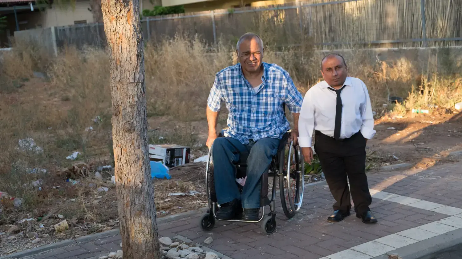 ראש מועצת קרית עקרון שהשית על נכה הוצאות פיתוח לרחוב בו ירש מגרש. אלא שהפיתוח של הרחוב לא מונגש לנכים ולאורך כל המדרכה יש באמצע עצים. אז הוא סירב לשלם וההוצאות תפחו למאה אלף שקל ראש מועצת קרית עקרון שהשית על נכה הוצאות פיתוח לרחוב בו ירש מגרש. אלא שהפיתוח של הרחוב לא מונגש לנכים ולאורך כל המדרכה יש באמצע עצים. אז הוא סירב לשלם וההוצאות תפחו למאה אלף שקל