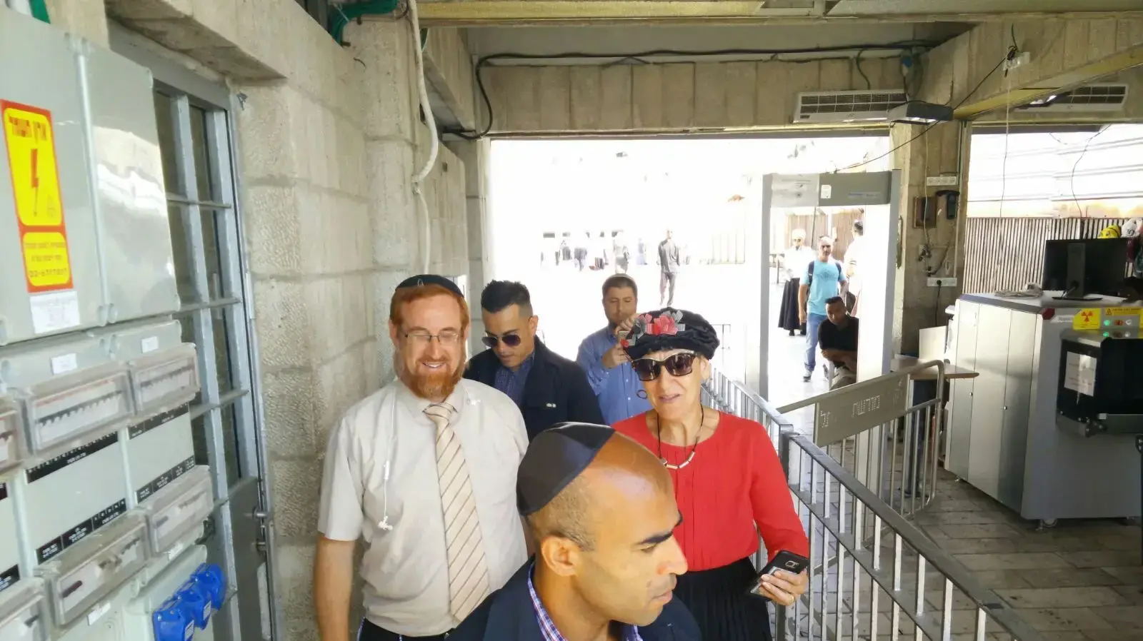 ראשי שדולת הר הבית חברי הכנסת יהודה גליק ויו"ר סיעת הבית היהודי שולי מועלם רפאלי מגיעים לשער המוגרבים של הר הבית וידרשו להיכנס להר, כניסה להר הבית 23.8.17 ראשי שדולת הר הבית חברי הכנסת יהודה גליק ויו"ר סיעת הבית היהודי שולי מועלם רפאלי מגיעים לשער המוגרבים של הר הבית וידרשו להיכנס להר, כניסה להר הבית 23.8.17