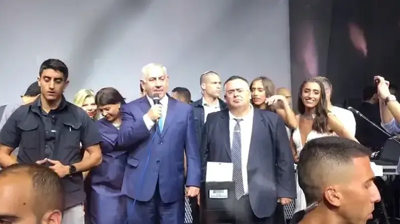 ראש הממשלה בנימין נתניהו מברך את ח"כ דוד ביטן בחתונת בתו, 23.8.2017 ראש הממשלה בנימין נתניהו מברך את ח"כ דוד ביטן בחתונת בתו, 23.8.2017