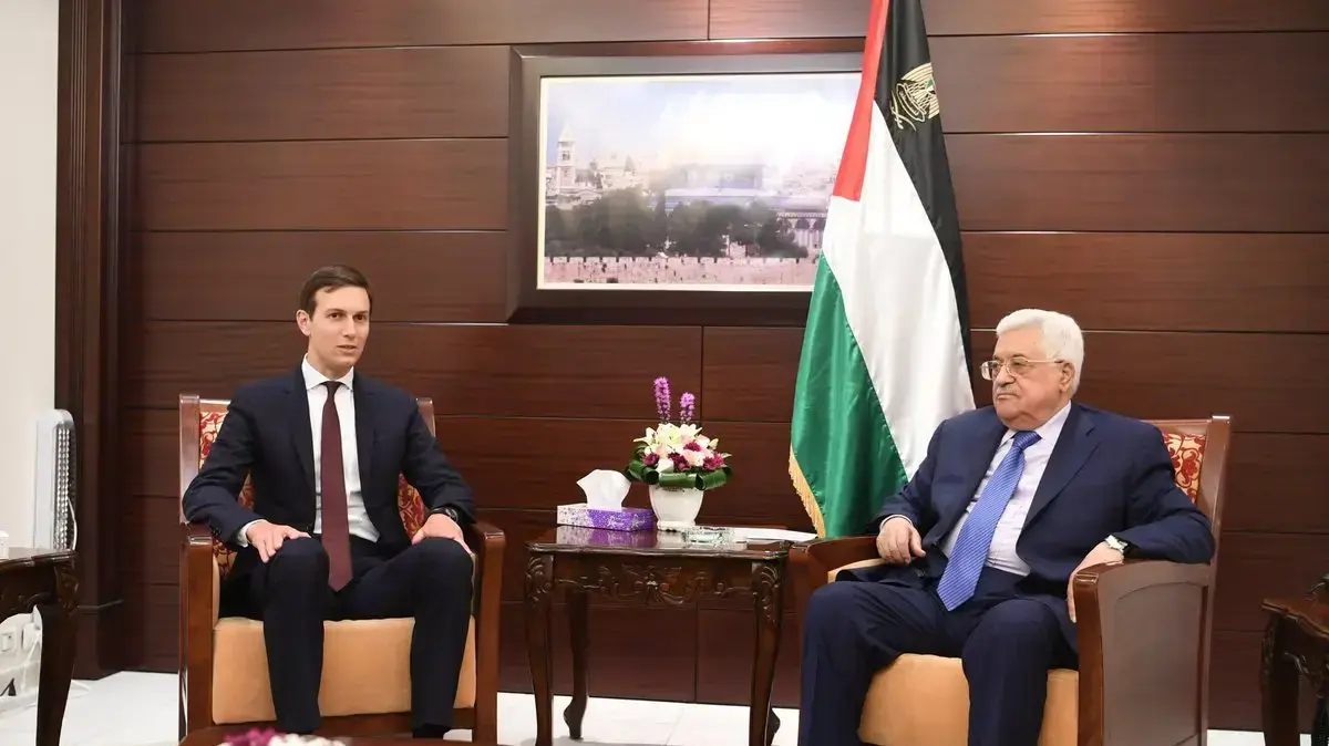 ג'ארד קושנר, שליחו של נשיא ארצות הברית דונלד טראמפ, בפגישה עם אבו מאזן ברמאללה, אוגוסט 2017