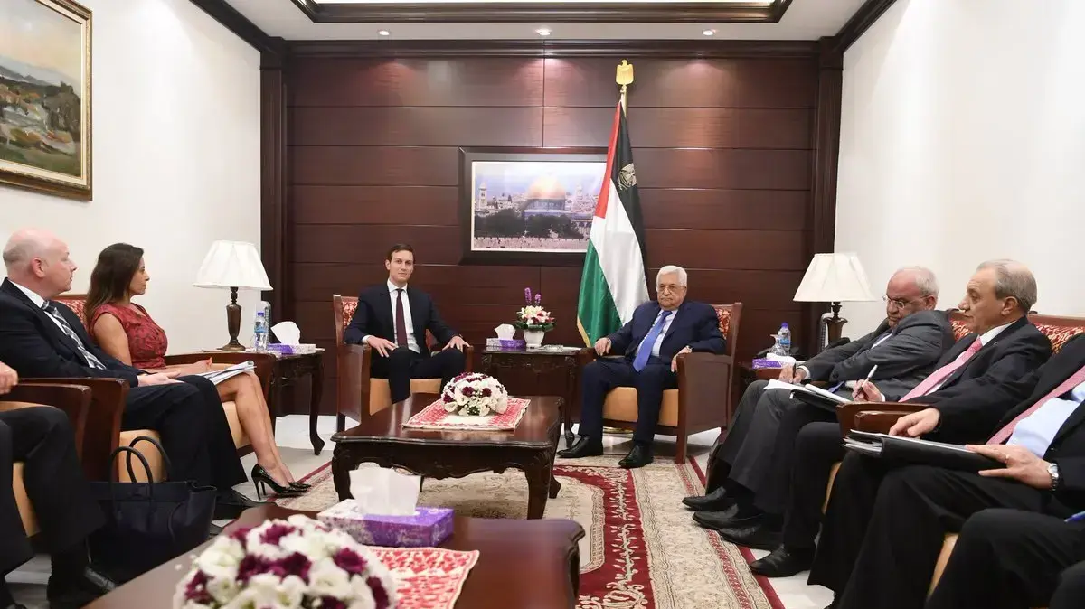 ג'ארד קושנר, שליחו של נשיא ארצות הברית דונלד טראמפ, בפגישה עם אבו מאזן ברמאללה, אוגוסט 2017 ג'ארד קושנר, שליחו של נשיא ארצות הברית דונלד טראמפ, בפגישה עם אבו מאזן ברמאללה, אוגוסט 2017