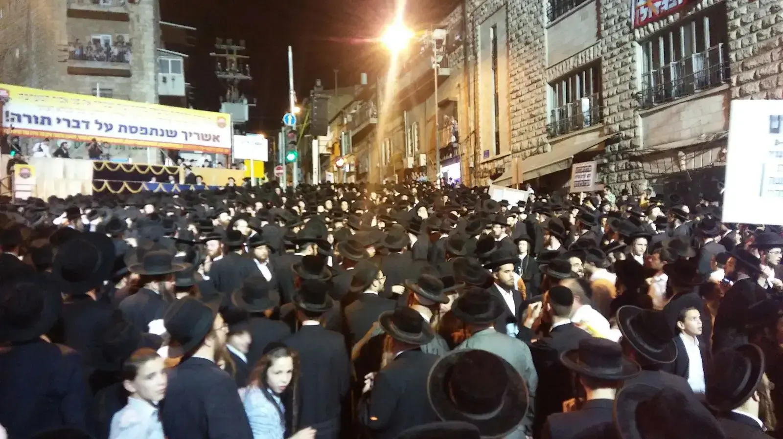אלפי חרדים משתתפים בחגיגות בירושלים לשחרורו של אברך שקיבל 24 אלף דולר לאחר שנאסר בגין עריקות. 24 באוגוסט 2017 אלפי חרדים משתתפים בחגיגות בירושלים לשחרורו של אברך שקיבל 24 אלף דולר לאחר שנאסר בגין עריקות. 24 באוגוסט 2017