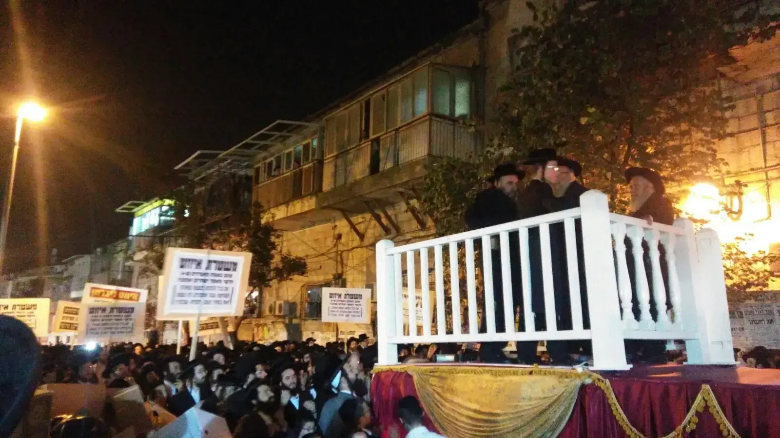 אלפי חרדים משתתפים בחגיגות בירושלים לשחרורו של אברך שקיבל 24 אלף דולר לאחר שנאסר בגין עריקות. 24 באוגוסט 2017 אלפי חרדים משתתפים בחגיגות בירושלים לשחרורו של אברך שקיבל 24 אלף דולר לאחר שנאסר בגין עריקות. 24 באוגוסט 2017