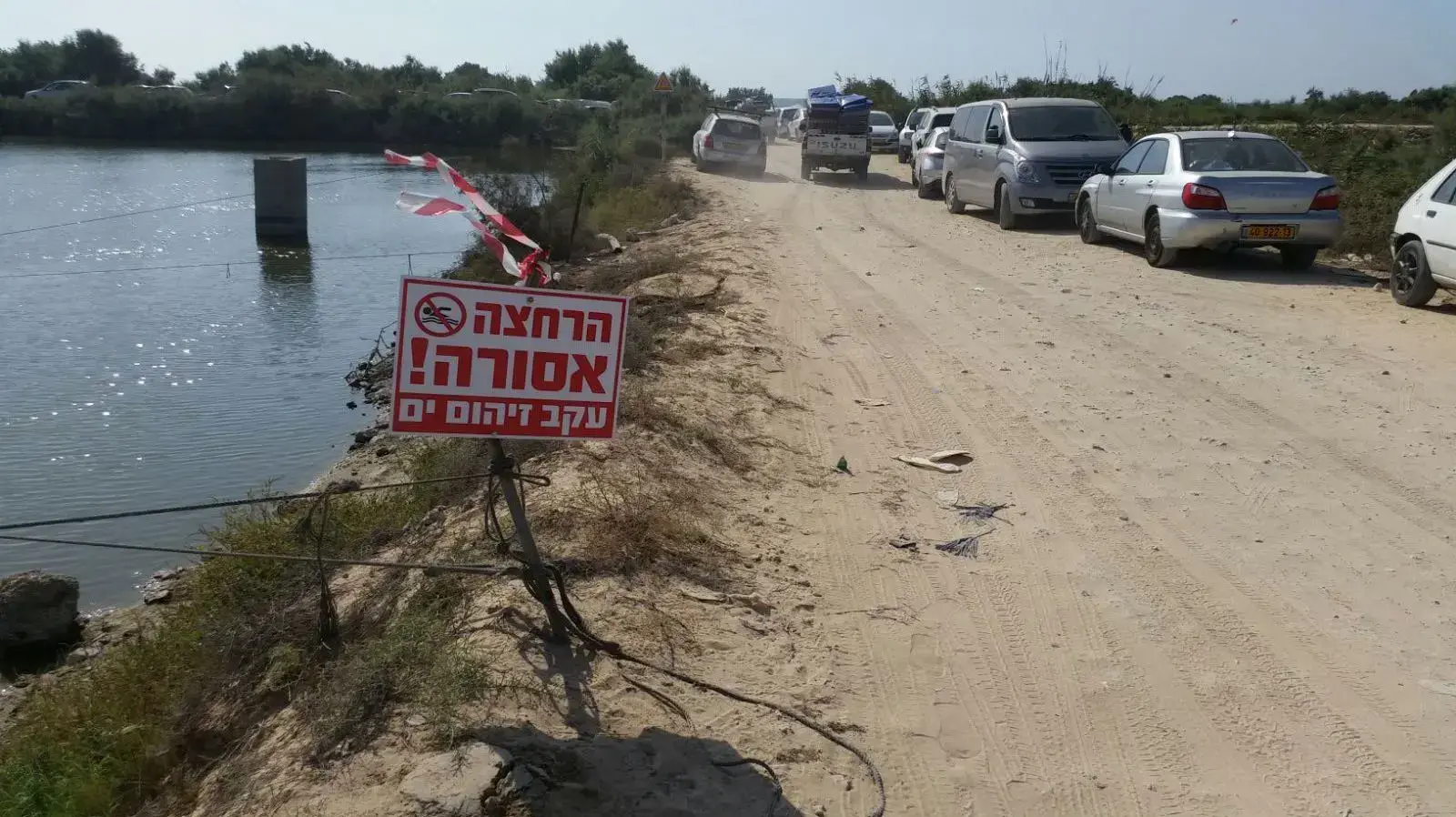 שלטים לאיסור הרחצה עקב זיהום בחוף דור ובחוף קיסריה. 25 באוגוסט 2017 שלטים לאיסור הרחצה עקב זיהום בחוף דור ובחוף קיסריה. 25 באוגוסט 2017