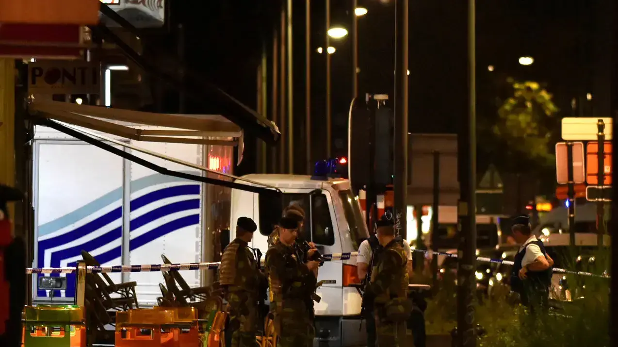 זירת פיגוע דקירה שבו נפצעו שני חיילים באורח קל בבריסל, בלגיה. 25 באוגוסט 2017 זירת פיגוע דקירה שבו נפצעו שני חיילים באורח קל בבריסל, בלגיה. 25 באוגוסט 2017
