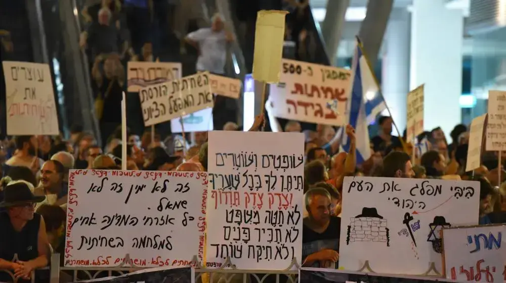 הפגנה בכיכר גורן בפתח תקווה נגד השחיתות השלטונית, 26 באוגוסט 2017 הפגנה בכיכר גורן בפתח תקווה נגד השחיתות השלטונית, 26 באוגוסט 2017