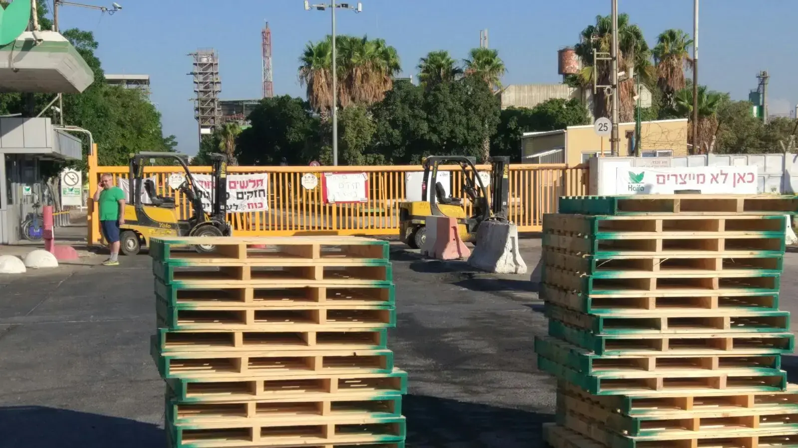 עשרות מעובדי חיפה כימיקלים בשערי המפעל בחיפה 27.8.17 עשרות מעובדי חיפה כימיקלים בשערי המפעל בחיפה 27.8.17