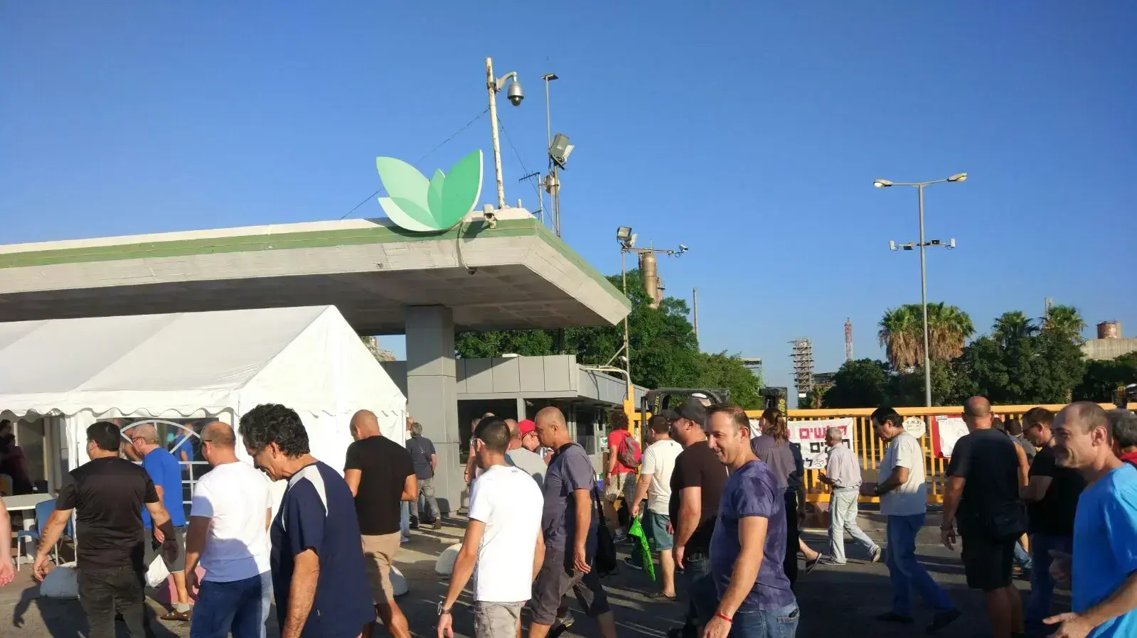 עשרות מעובדי חיפה כימיקלים בשערי המפעל בחיפה 27.8.17 עשרות מעובדי חיפה כימיקלים בשערי המפעל בחיפה 27.8.17