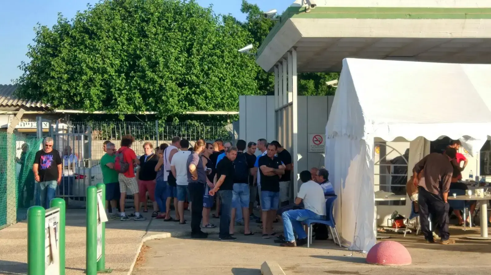 עשרות מעובדי חיפה כימיקלים בשערי המפעל בחיפה 27.8.17 עשרות מעובדי חיפה כימיקלים בשערי המפעל בחיפה 27.8.17