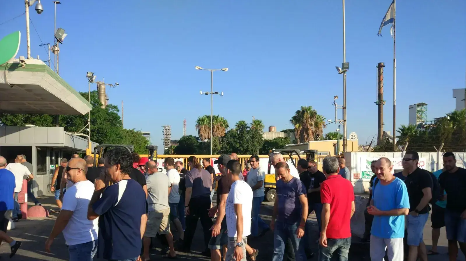 עשרות מעובדי חיפה כימיקלים בשערי המפעל בחיפה 27.8.17 עשרות מעובדי חיפה כימיקלים בשערי המפעל בחיפה 27.8.17