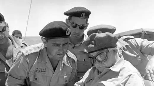 שר הביטחון, דוד בן-גוריון מעיין במפה , מסביר ורוכן לידו אל"מ יצחק פונדק, מפקד גייסות השיריון שר הביטחון, דוד בן-גוריון מעיין במפה , מסביר ורוכן לידו אל"מ יצחק פונדק, מפקד גייסות השיריון