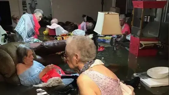 קשישים בבית אבות בעיר דיקינסון שבטקסס, שהוצף במהלך הסופה, אוגוסט 2017 קשישים בבית אבות בעיר דיקינסון שבטקסס, שהוצף במהלך הסופה, אוגוסט 2017