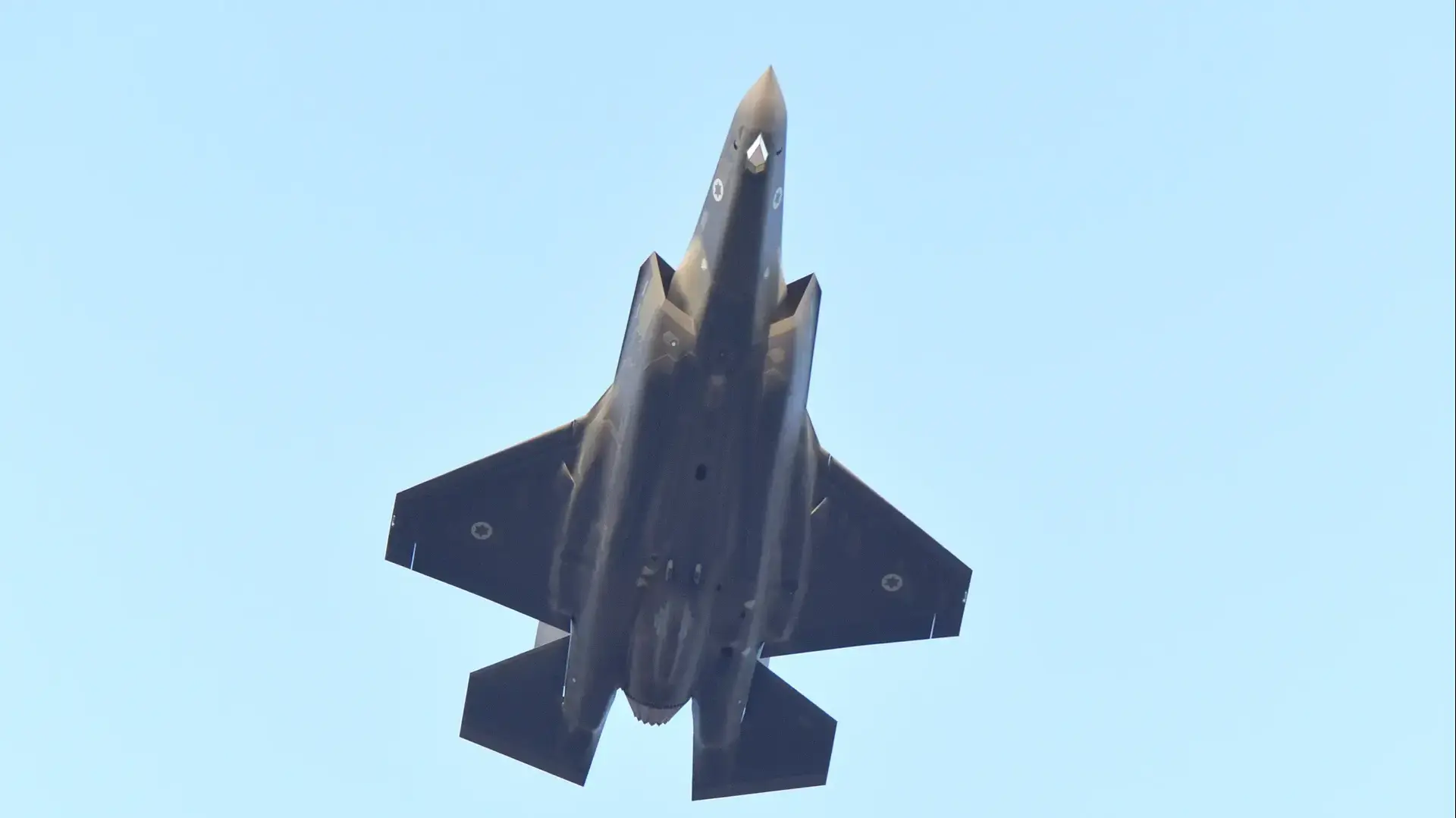 מטוסי התקיפה של חיל האוויר חמקן אף 15 ואף 16 מטוסי התקיפה של חיל האוויר חמקן אף 15 ואף 16