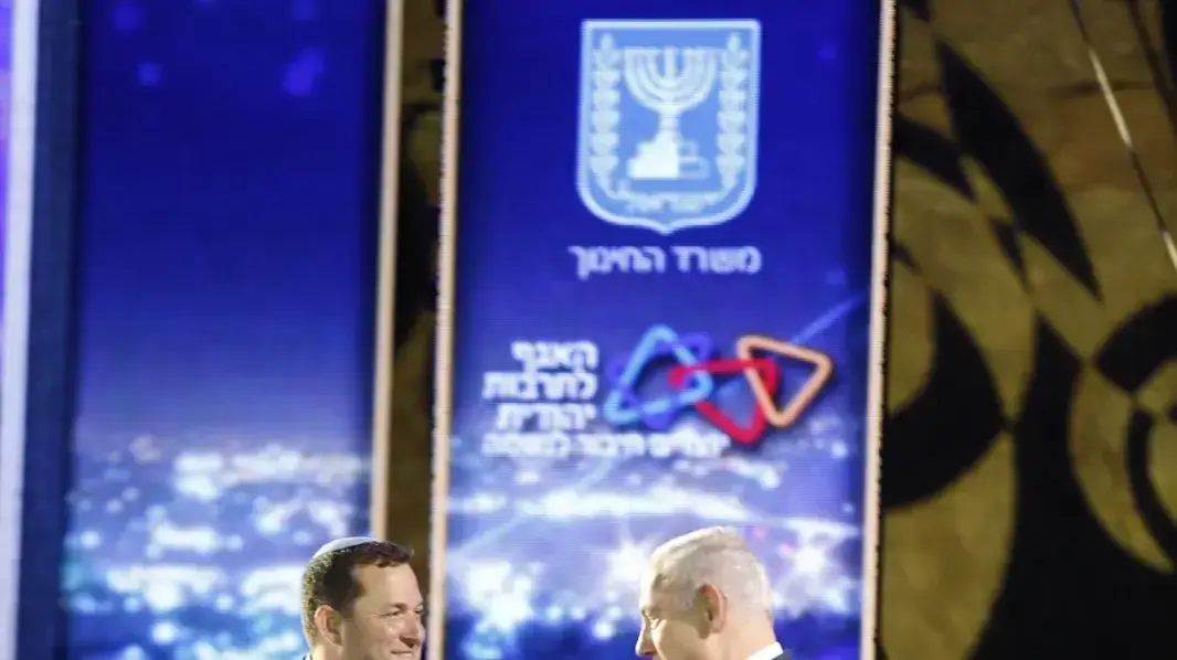 בנימין נתניהו וראש המועצה המקומית שומרון יוסי דגן בטקס 50 שנה להתיישבות בנימין נתניהו וראש המועצה המקומית שומרון יוסי דגן בטקס 50 שנה להתיישבות