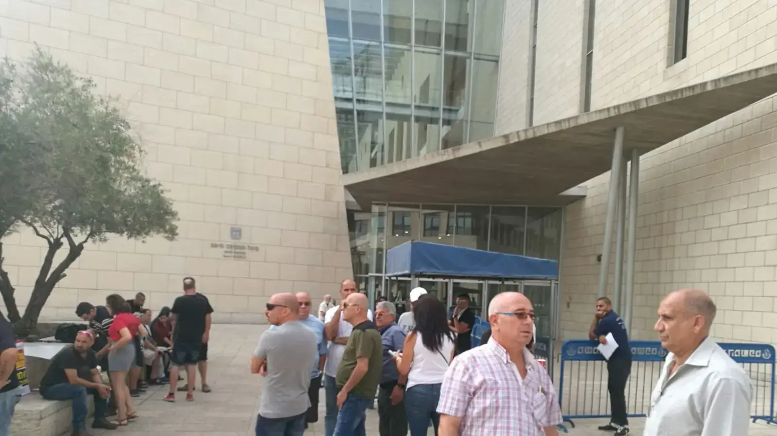עשרות עובדי חיפה כימיקלים מחוץ לביהמש בחיפה, לקראת הפגנה בביהד לעבודה, נוכח נסיונם לבטל את הפיטורים הצפויים שלהם 29 באוגוסט 2017 עשרות עובדי חיפה כימיקלים מחוץ לביהמש בחיפה, לקראת הפגנה בביהד לעבודה, נוכח נסיונם לבטל את הפיטורים הצפויים שלהם 29 באוגוסט 2017