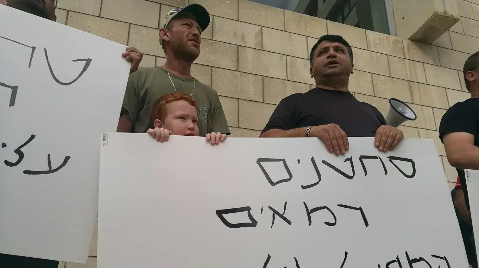 עשרות עובדי חיפה כימיקלים מחוץ לביהמש בחיפה, לקראת הפגנה בביהד לעבודה, נוכח נסיונם לבטל את הפיטורים הצפויים שלהם 29 באוגוסט 2017 עשרות עובדי חיפה כימיקלים מחוץ לביהמש בחיפה, לקראת הפגנה בביהד לעבודה, נוכח נסיונם לבטל את הפיטורים הצפויים שלהם 29 באוגוסט 2017