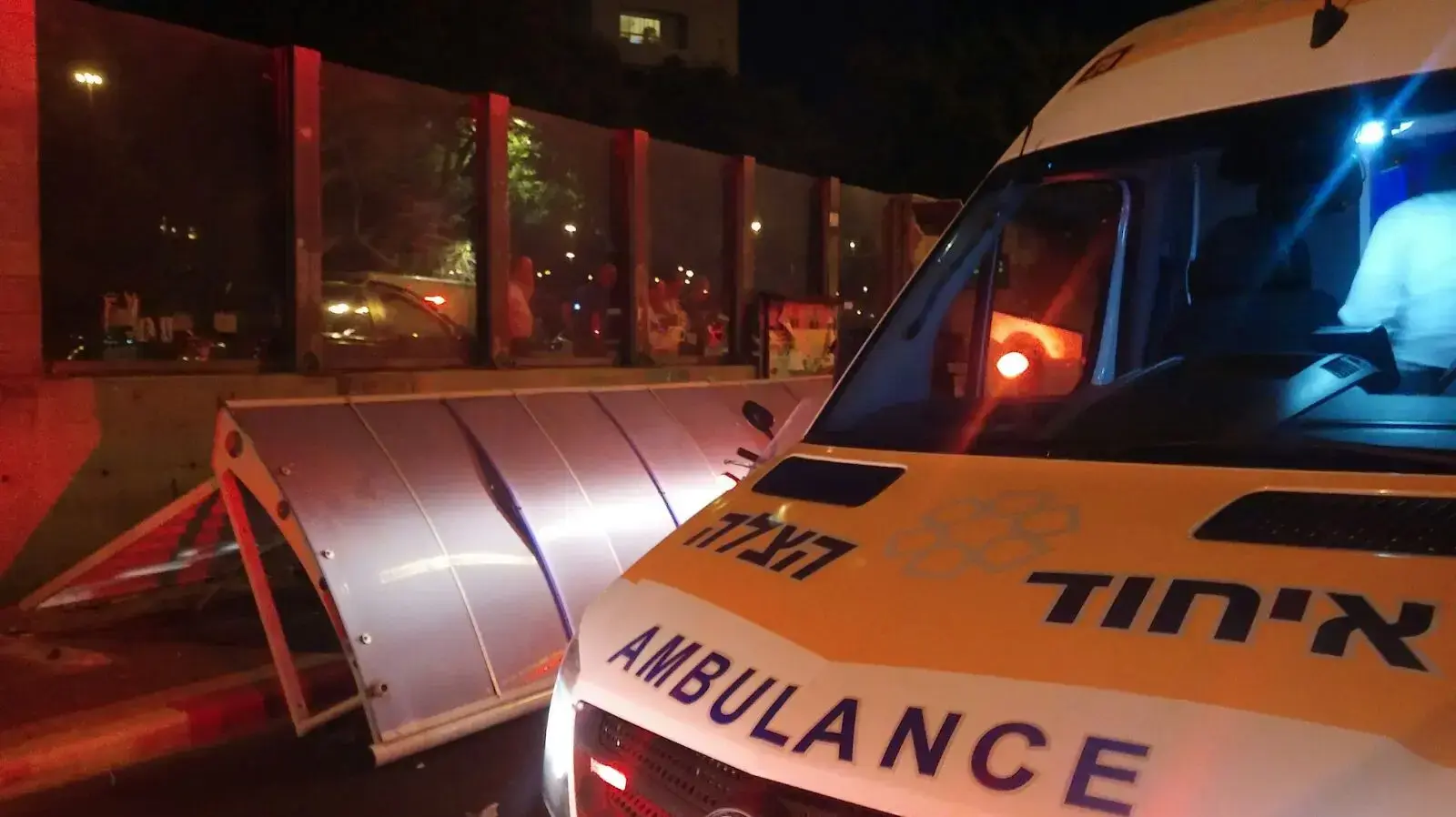 פגיעת רכב בתחנת אוטובוס במחלף בר אילן בגבעת שמואל 29.8.17 פגיעת רכב בתחנת אוטובוס במחלף בר אילן בגבעת שמואל 29.8.17