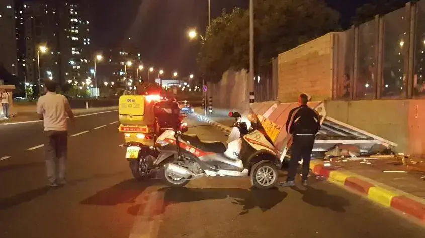 פגיעת רכב בתחנת אוטובוס במחלף בר אילן בגבעת שמואל 29.8.17 פגיעת רכב בתחנת אוטובוס במחלף בר אילן בגבעת שמואל 29.8.17