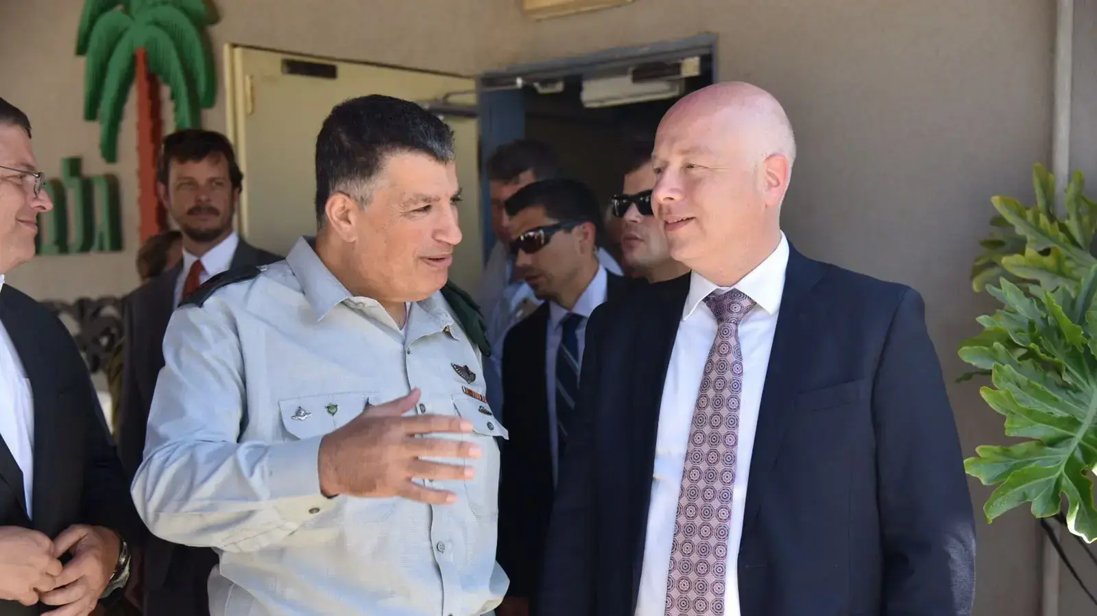 השליח האמריקני ג'ייסון גרינבלט עם האלוף יואב מרדכי במעבר גלבוע