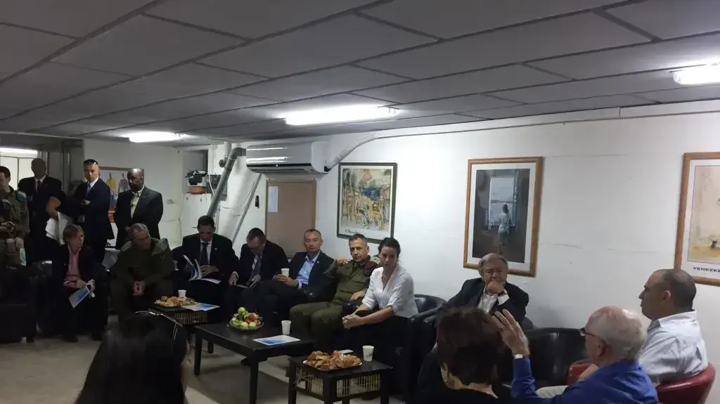 מזכ"ל האום עם סגן הרמטכל אביב כוכבי במפגש עם תושבי נחל עוז 30.8.17 מזכ"ל האום עם סגן הרמטכל אביב כוכבי במפגש עם תושבי נחל עוז 30.8.17