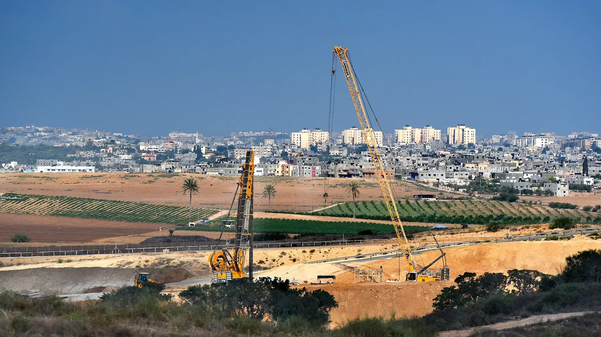 מנופים בונים את המכשול בגבול עזה מנופים בונים את המכשול בגבול עזה