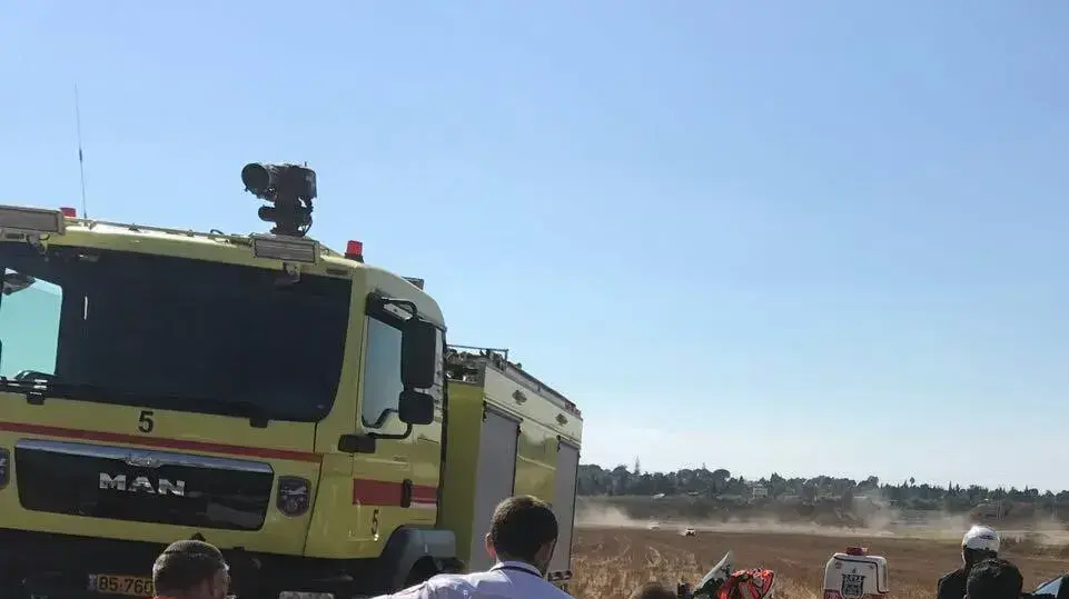 מטוס קל שביצע נחיתת אונס בשטח פתוח בשדות של כפר שמריהו 31.8.17 מטוס קל שביצע נחיתת אונס בשטח פתוח בשדות של כפר שמריהו 31.8.17