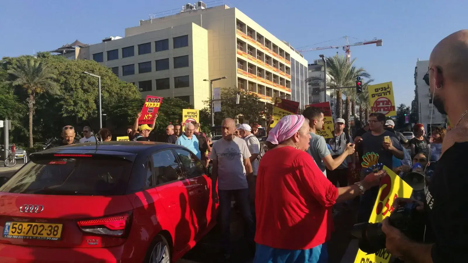 עשרות נכים מקיימים הפגנה בכיכר רבין 31/8/17 עשרות נכים מקיימים הפגנה בכיכר רבין 31/8/17