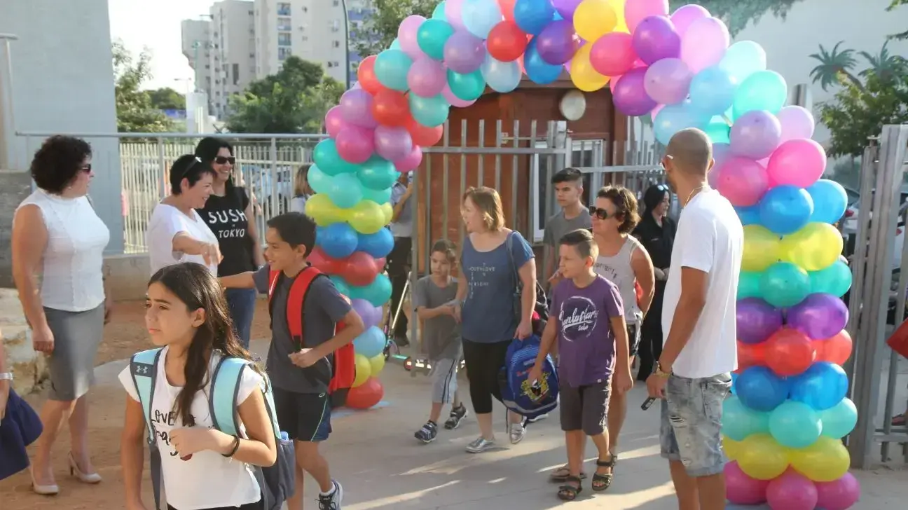היום הראשון ללימודים בבית הספר אילן רמון בחדרה היום הראשון ללימודים בבית הספר אילן רמון בחדרה