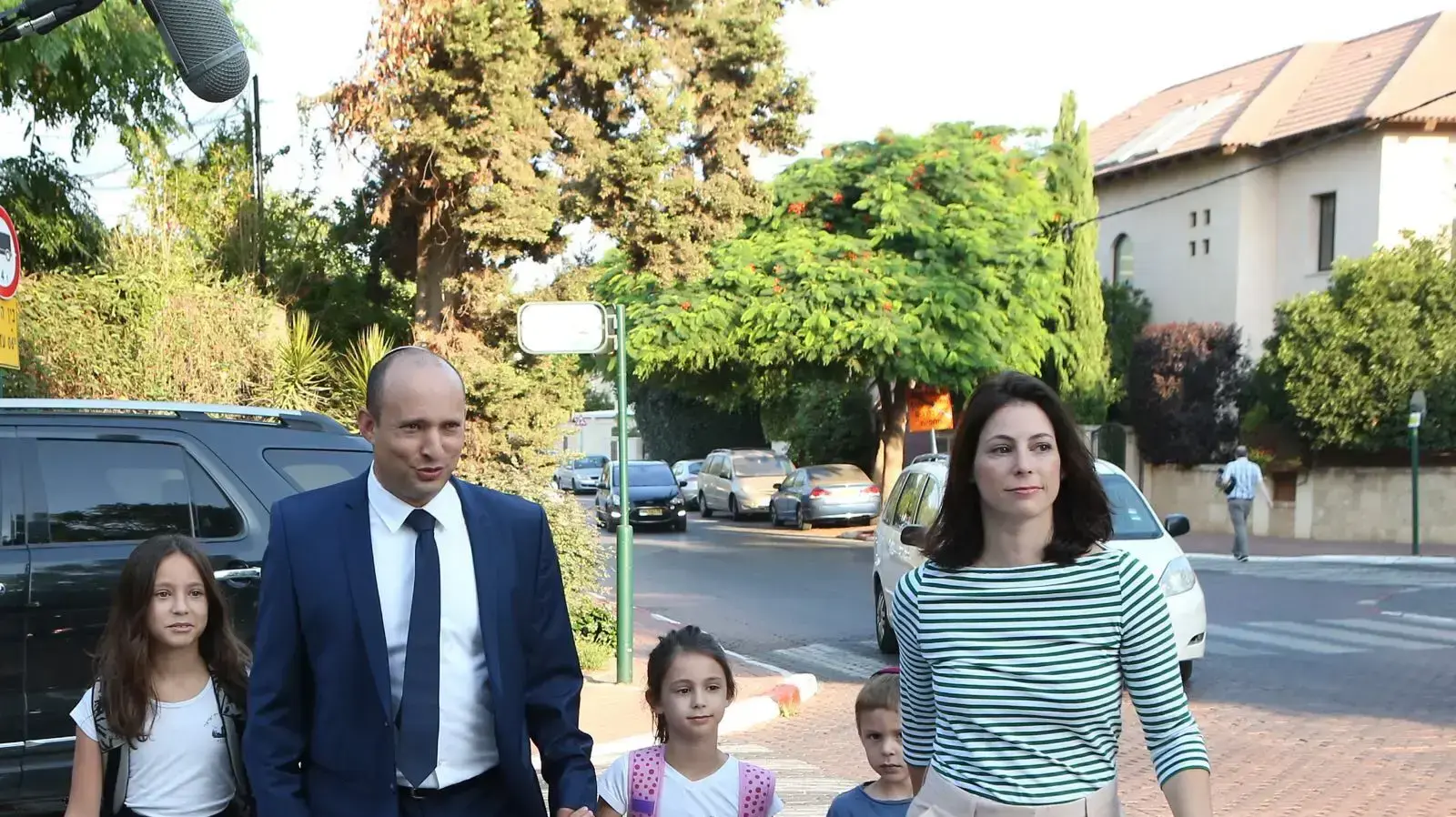 שר החינוך נפתלי בנט לוקח את ילדיו לבית הספר שר החינוך נפתלי בנט לוקח את ילדיו לבית הספר