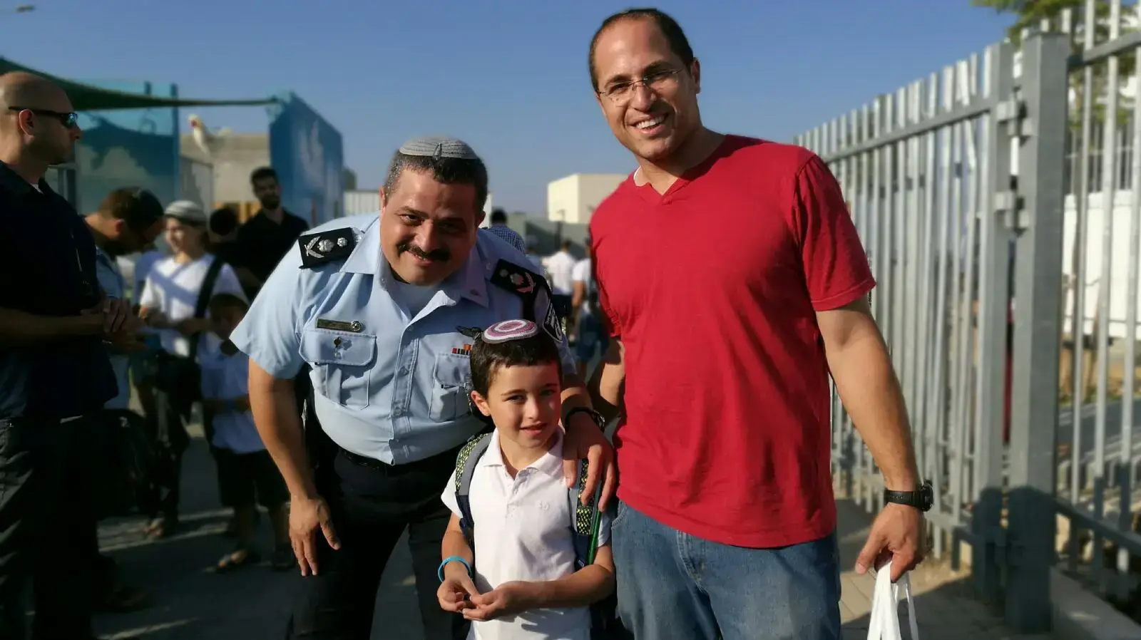 המפכ"ל רוני אלשיך מלווה את נכדו יהל לכיתה א' בבית הספר נועם ביישוב בני דקלים המפכ"ל רוני אלשיך מלווה את נכדו יהל לכיתה א' בבית הספר נועם ביישוב בני דקלים