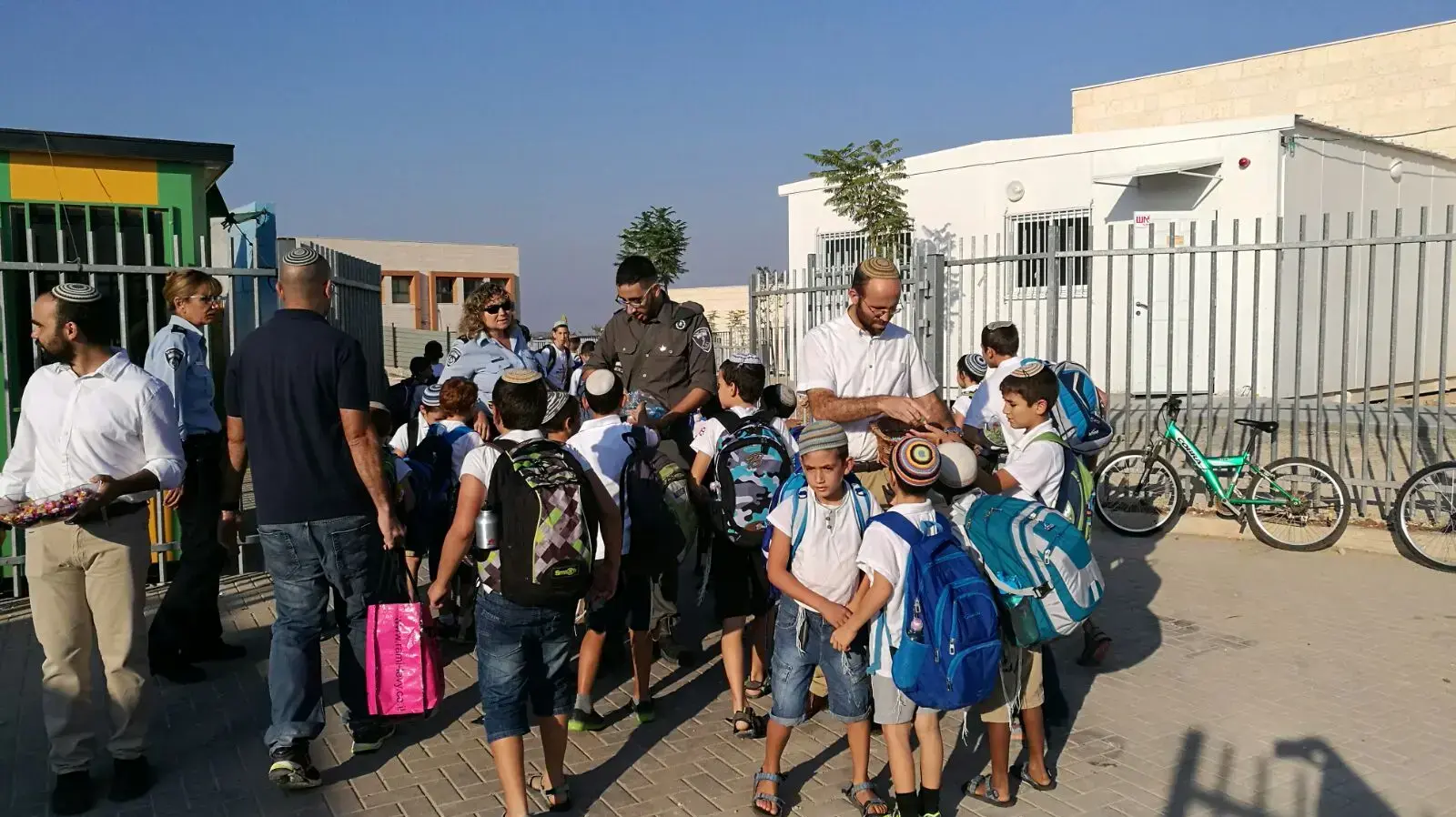 תלמידים והורים ביום הראשון לבית הספר, בני דקלים, 1 בספטמבר 2017 תלמידים והורים ביום הראשון לבית הספר, בני דקלים, 1 בספטמבר 2017