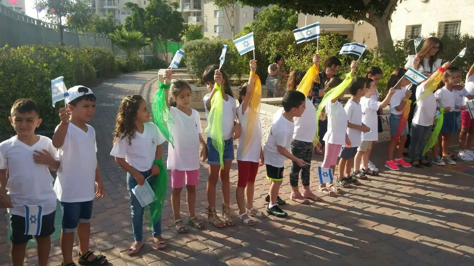 תלמידים בבית הספר נופי סלע המעלה אדומים ביום הראשון ללימודים, 1 בספטמבר 2017 תלמידים בבית הספר נופי סלע המעלה אדומים ביום הראשון ללימודים, 1 בספטמבר 2017
