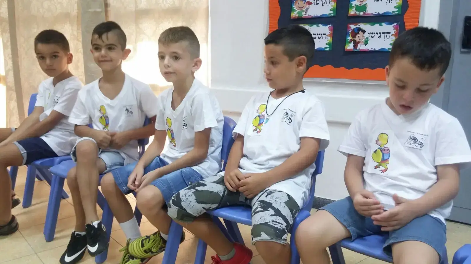 תלמידים בבית הספר נופי סלע המעלה אדומים ביום הראשון ללימודים, 1 בספטמבר 2017 תלמידים בבית הספר נופי סלע המעלה אדומים ביום הראשון ללימודים, 1 בספטמבר 2017