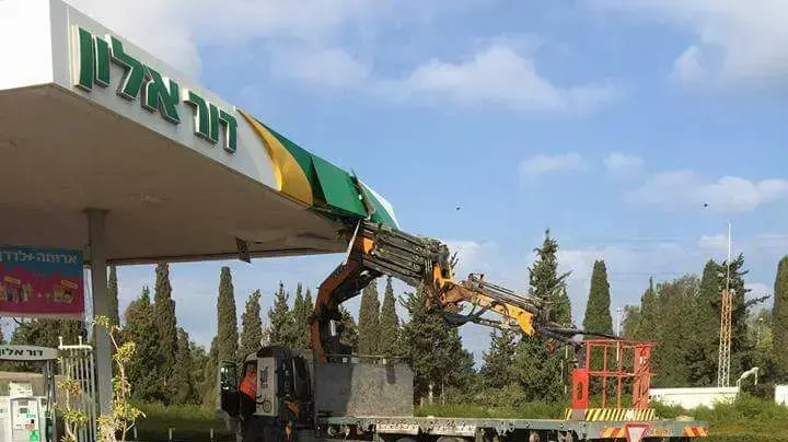 משאית עם מנוף שהתנגשה בתחנת דלק בחיפה משאית עם מנוף שהתנגשה בתחנת דלק בחיפה