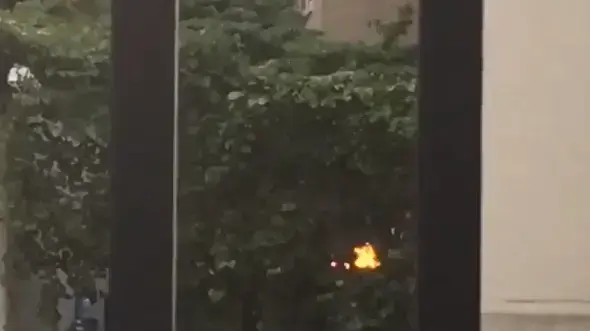 אש בוערת בחצר נציגות הסחר של רוסיה בוושינגטון, ארה"ב, 1 בספטמבר 2017 אש בוערת בחצר נציגות הסחר של רוסיה בוושינגטון, ארה"ב, 1 בספטמבר 2017