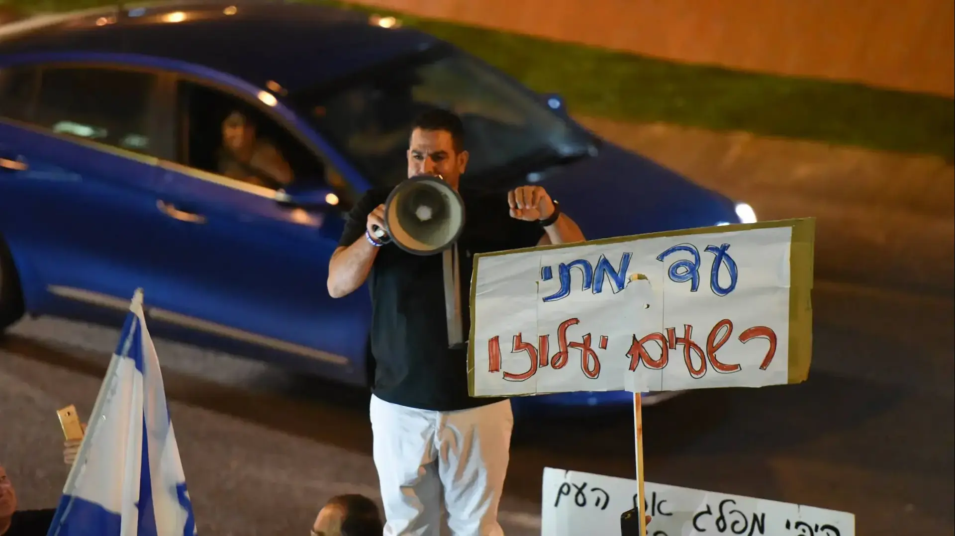 מני נפתלי בהפגנה בפתח תקווה נגד היועץ המשפטי לממשלה - 2 בספטמבר 2017 מני נפתלי בהפגנה בפתח תקווה נגד היועץ המשפטי לממשלה - 2 בספטמבר 2017