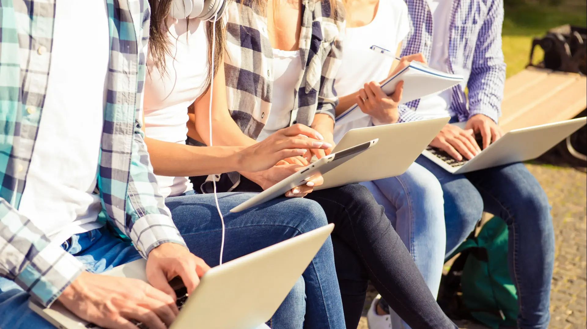 סטודנטים צעירים לומדים באמצעות מחשבי לפטופ וטאבלטים סטודנטים צעירים לומדים באמצעות מחשבי לפטופ וטאבלטים
