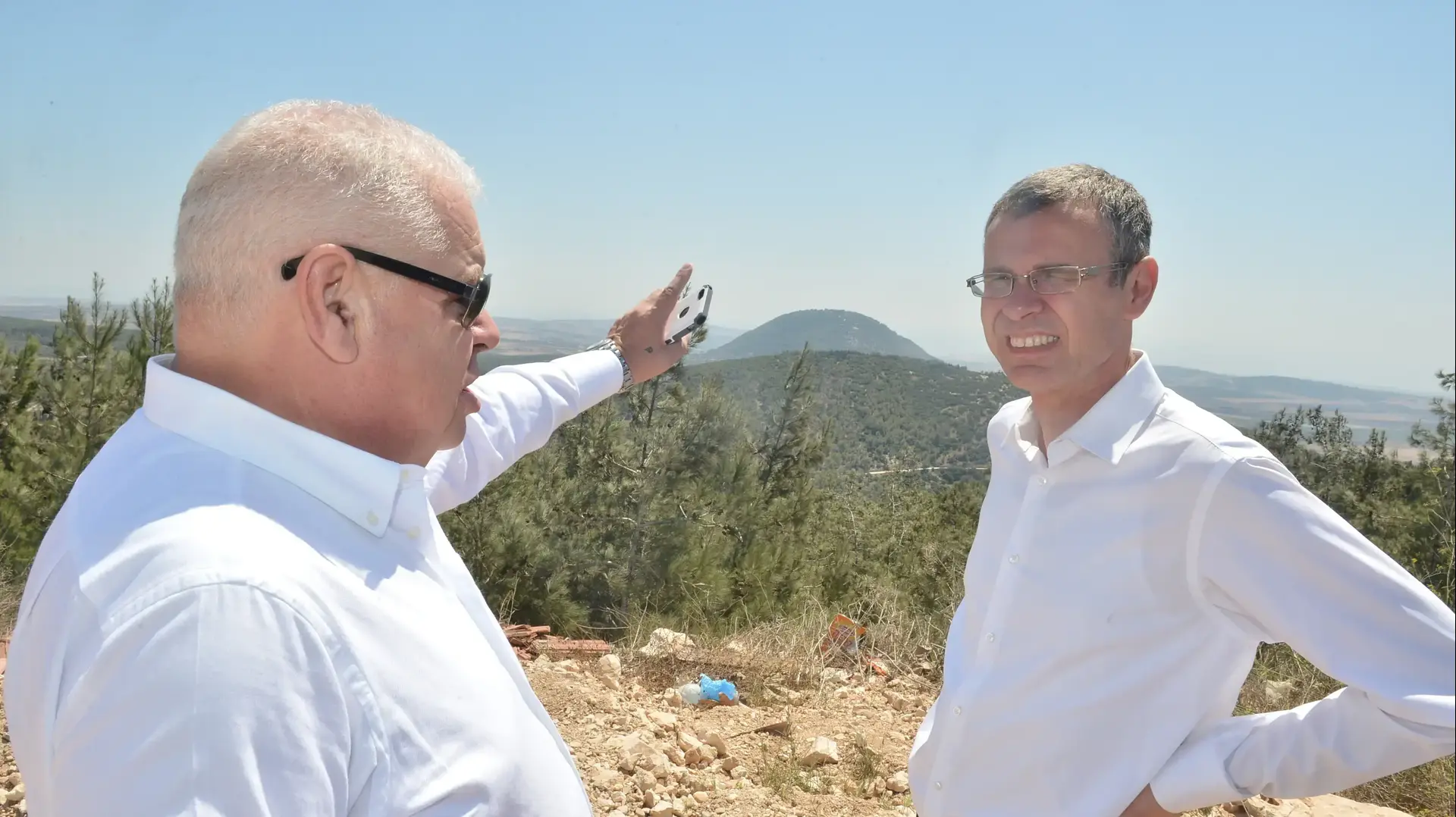 יריב לוין ורונן פלוט על הר יונה. ברקע- התבור. יריב לוין ורונן פלוט על הר יונה. ברקע- התבור.