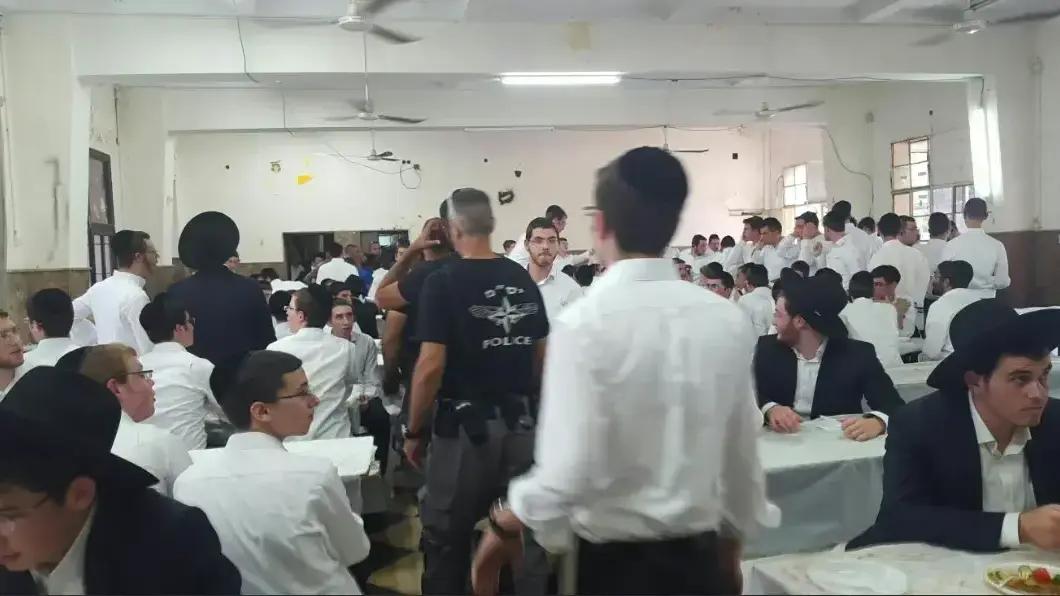 המשטרה בזירת קטטה שפרצה בישיבת פוניבז' בבני ברק, אוגוסט 2017