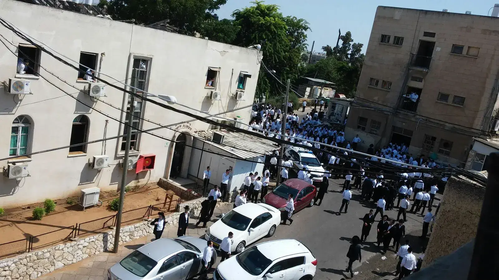 המשטרה בזירת קטטה שפרצה בישיבת פוניבז' בבני ברק, אוגוסט 2017 המשטרה בזירת קטטה שפרצה בישיבת פוניבז' בבני ברק, אוגוסט 2017
