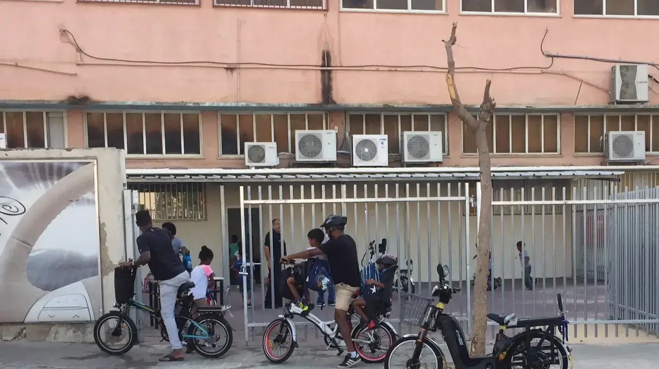 ההפרדה בתיכון שבח מופת בתל אביב: תלמידים מבקשי מקלט נכנסים לבית הספר מכניסה מיוחדת 5/9/17 ההפרדה בתיכון שבח מופת בתל אביב: תלמידים מבקשי מקלט נכנסים לבית הספר מכניסה מיוחדת 5/9/17