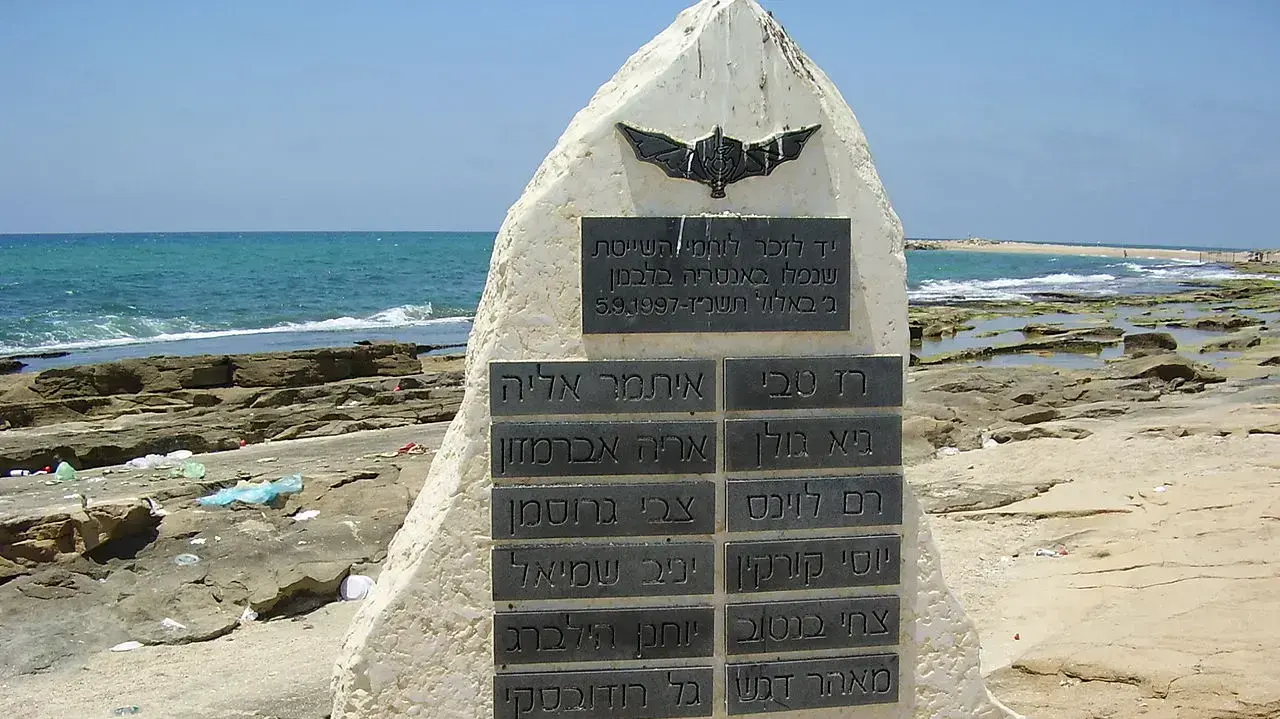 האנדרטה בחוף שבי ציון ללוחמי השייטת שנפלו באנצרייה האנדרטה בחוף שבי ציון ללוחמי השייטת שנפלו באנצרייה