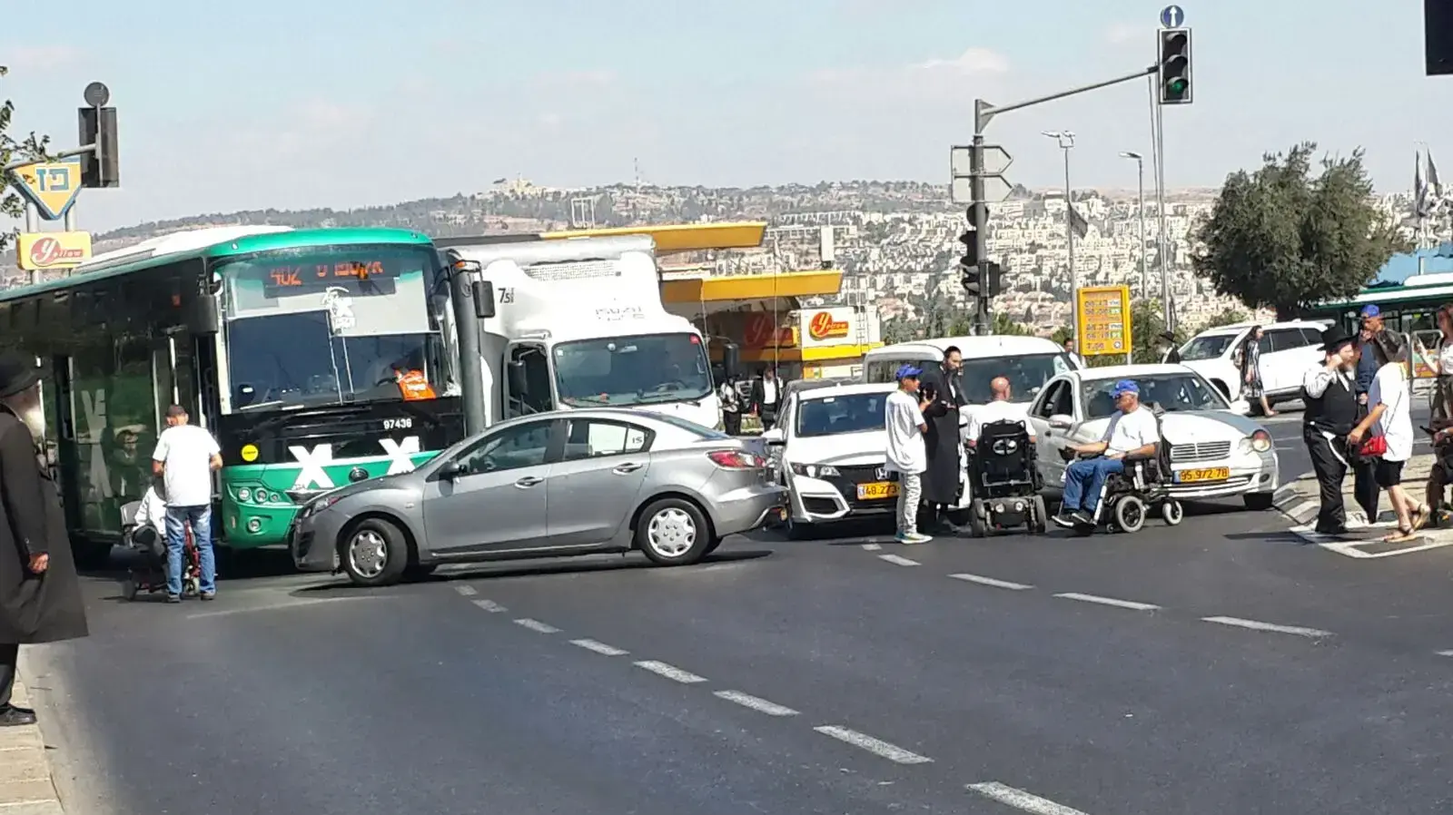 הפגנה של מטה מאבק הנכים החוסמת את הכביש ליד גשר המיתרים בירושלים , 7 בספטמבר 2017 הפגנה של מטה מאבק הנכים החוסמת את הכביש ליד גשר המיתרים בירושלים , 7 בספטמבר 2017