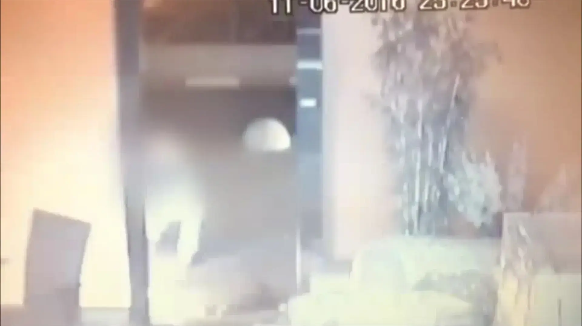 תיעוד ניסיון הצתת עסק בהרצליה ביוני 2016 במסגרת החשדות נגד ירון אמסטט תיעוד ניסיון הצתת עסק בהרצליה ביוני 2016 במסגרת החשדות נגד ירון אמסטט