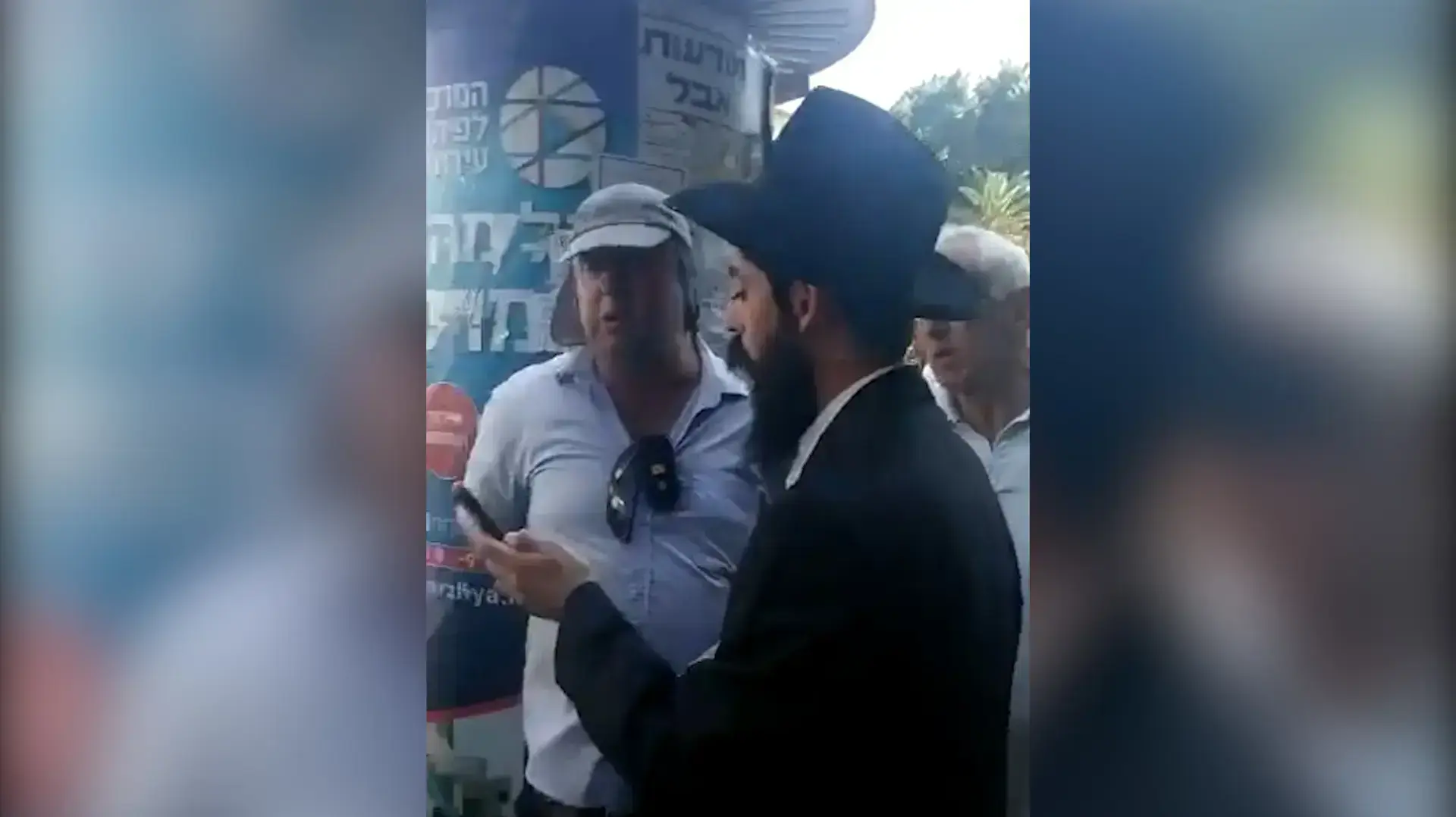 חסיד חב"ד נקנס לאחר שהקים דוכן להנחת תפילין בהרצליה חסיד חב"ד נקנס לאחר שהקים דוכן להנחת תפילין בהרצליה