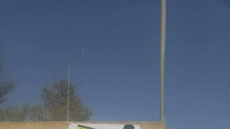חרדים מול חילונים בערד: מכות, יריקות והבערת צמיגים בעקובת שילוט עם תמונת  של אדמו"ר מגור 10.9.17 