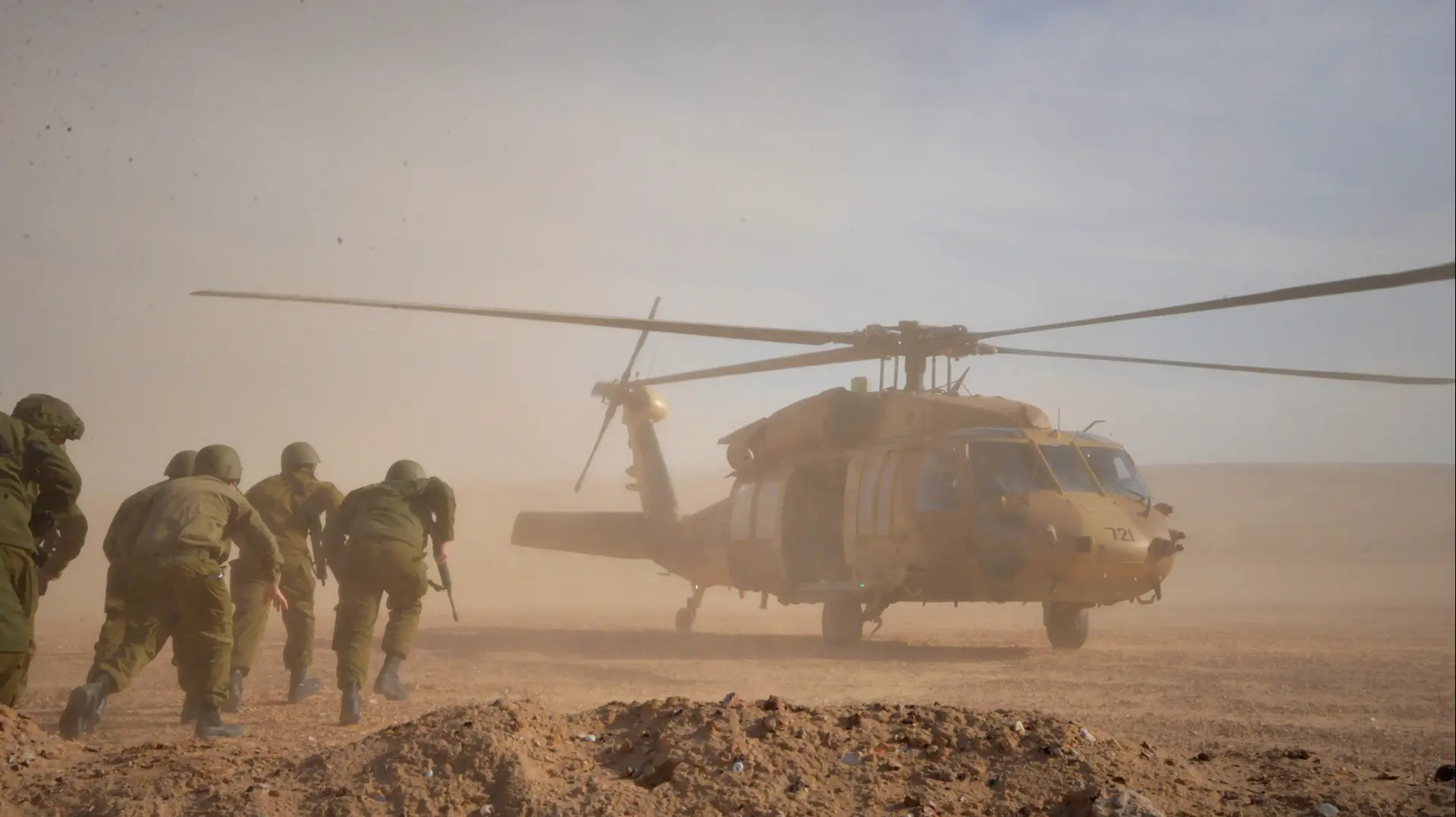 מסוק נערך לעליית חיילים כחלק מתרגיל הגיס הצפוני, 11 בספטמבר 2017 מסוק נערך לעליית חיילים כחלק מתרגיל הגיס הצפוני, 11 בספטמבר 2017