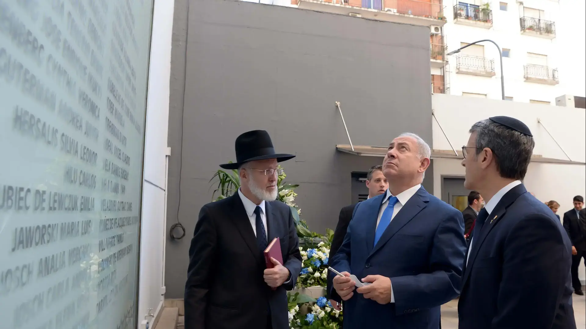 ראש הממשלה בנימין נתניהו ורעייתו שרה בטקס הנחת זר בכיכר השגרירות בבואנוס איירס בו אירע הפיגוע בשנת 1992, 11 בספטמבר 2017 ראש הממשלה בנימין נתניהו ורעייתו שרה בטקס הנחת זר בכיכר השגרירות בבואנוס איירס בו אירע הפיגוע בשנת 1992, 11 בספטמבר 2017