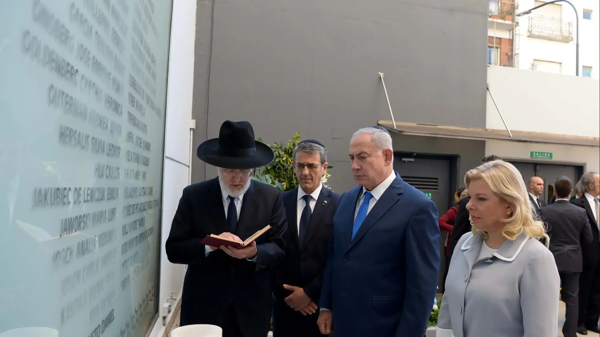 ראש הממשלה בנימין נתניהו ורעייתו שרה בטקס הנחת זר בכיכר השגרירות בבואנוס איירס בו אירע הפיגוע בשנת 1992, 11 בספטמבר 2017